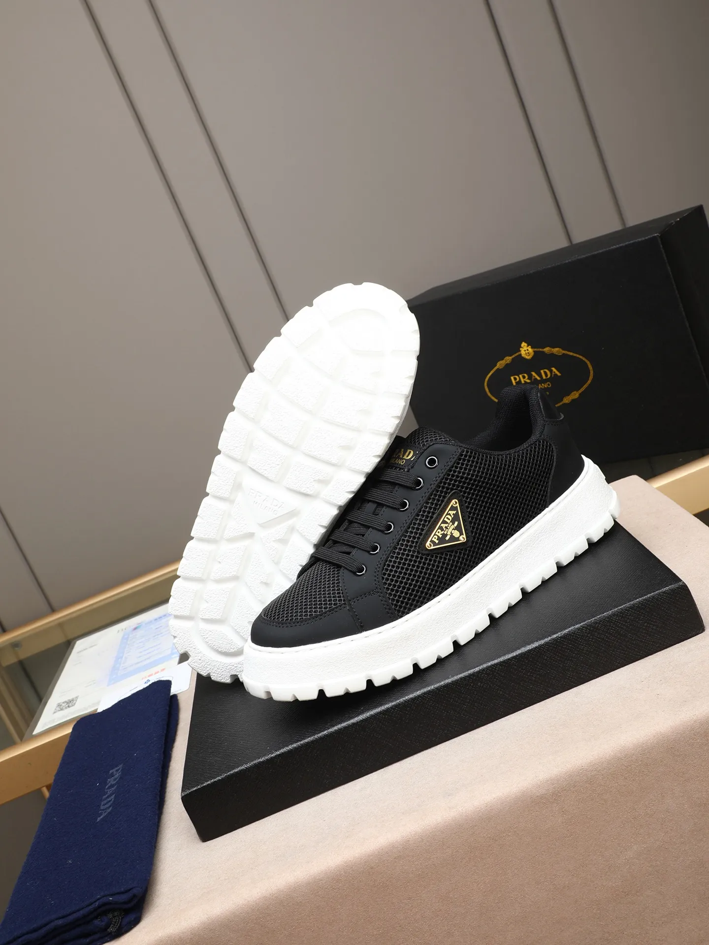 Men's Men's Shoes 💰440 Prada/Prada Men's new casual shoes, this sports shoe is made of imported calfskin upper with breathable mesh and breathable mesh lining. The foot pads are made of sheepskin, and the outsole is made of non-slip sports exclusive rubber outsole with logo. It feels good on the feet and is a fashionable item! Size: 38-44 (45 customized)